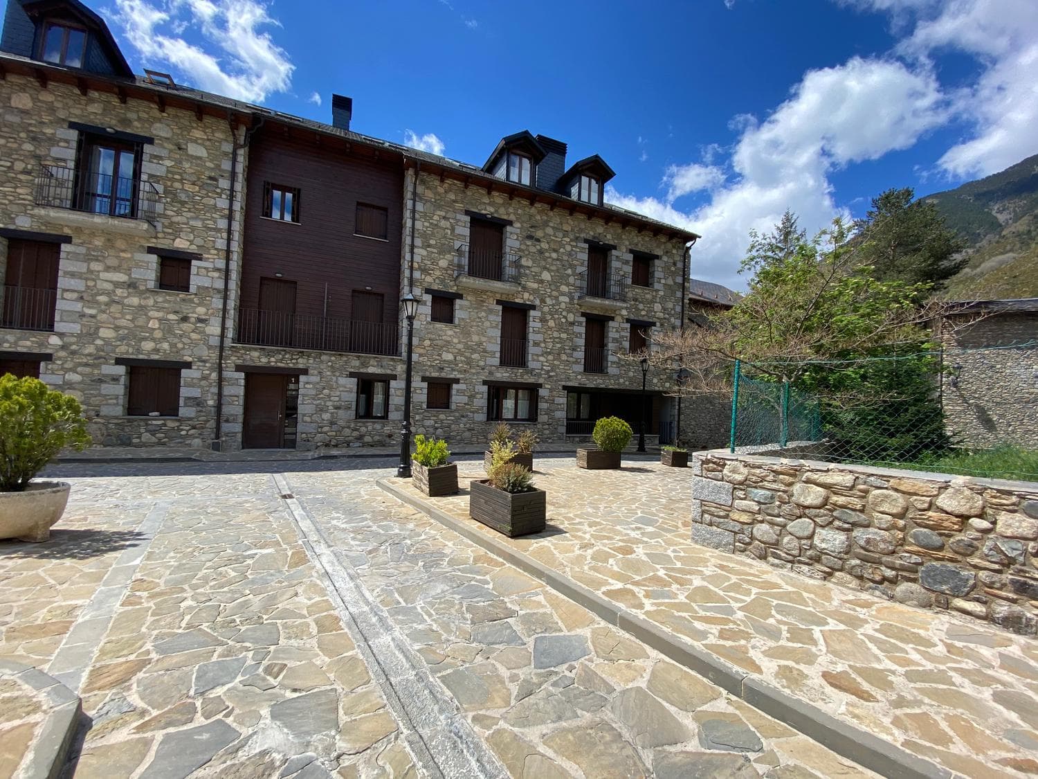 Edificio de piedra en Benasque junto a las montañas