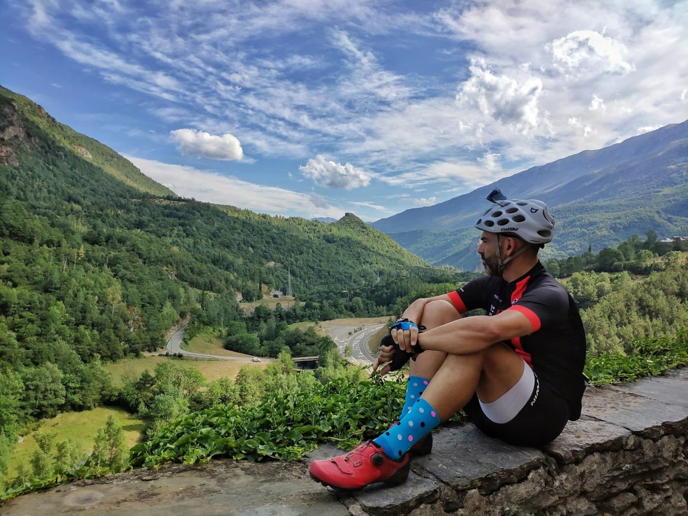 Ciclista de montaña en un sendero cerca de Sahún